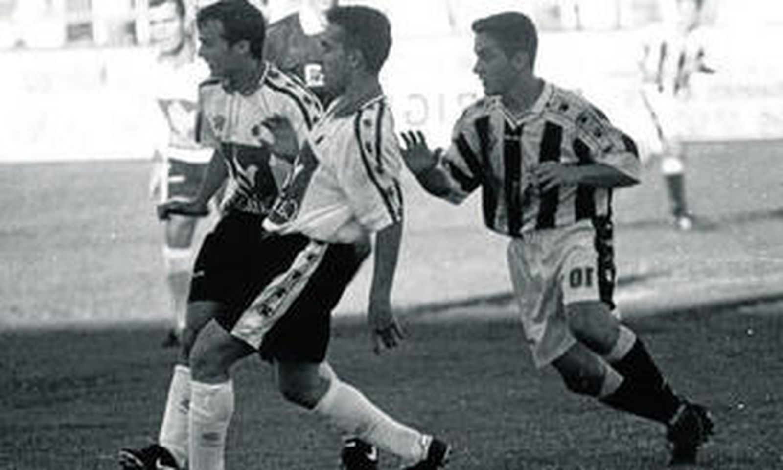 Agustín (d), durante su etapa en la Balona, en un duelo con el extinto Atlético Lucentino.