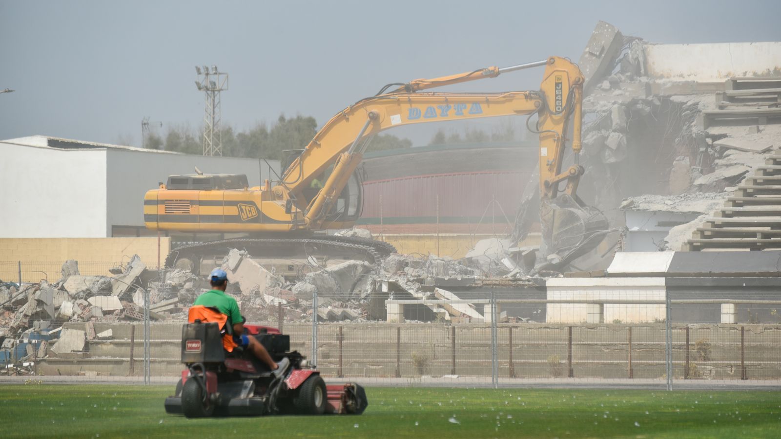 Las fotos del derribo del Estadio Municipal de la Línea