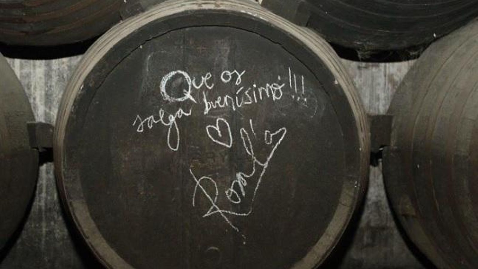 Un barril de vino donde Rosalía dejó su firma durante su visita a El Puerto