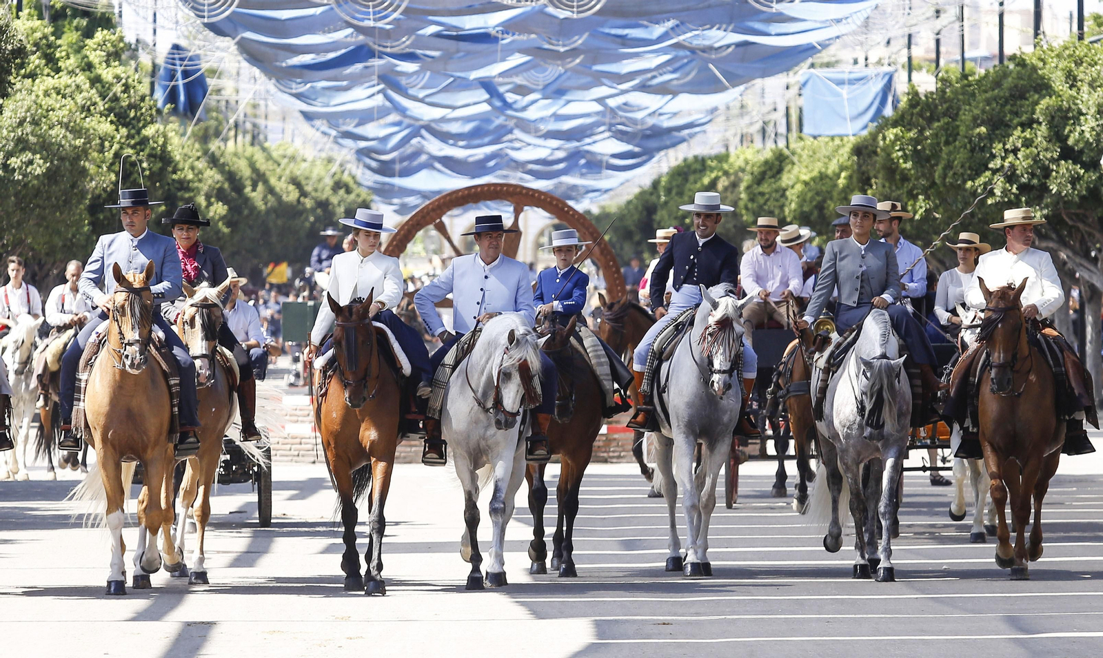 Los caballos y jinetes son los auténticos protagonistas de las calles del Real.