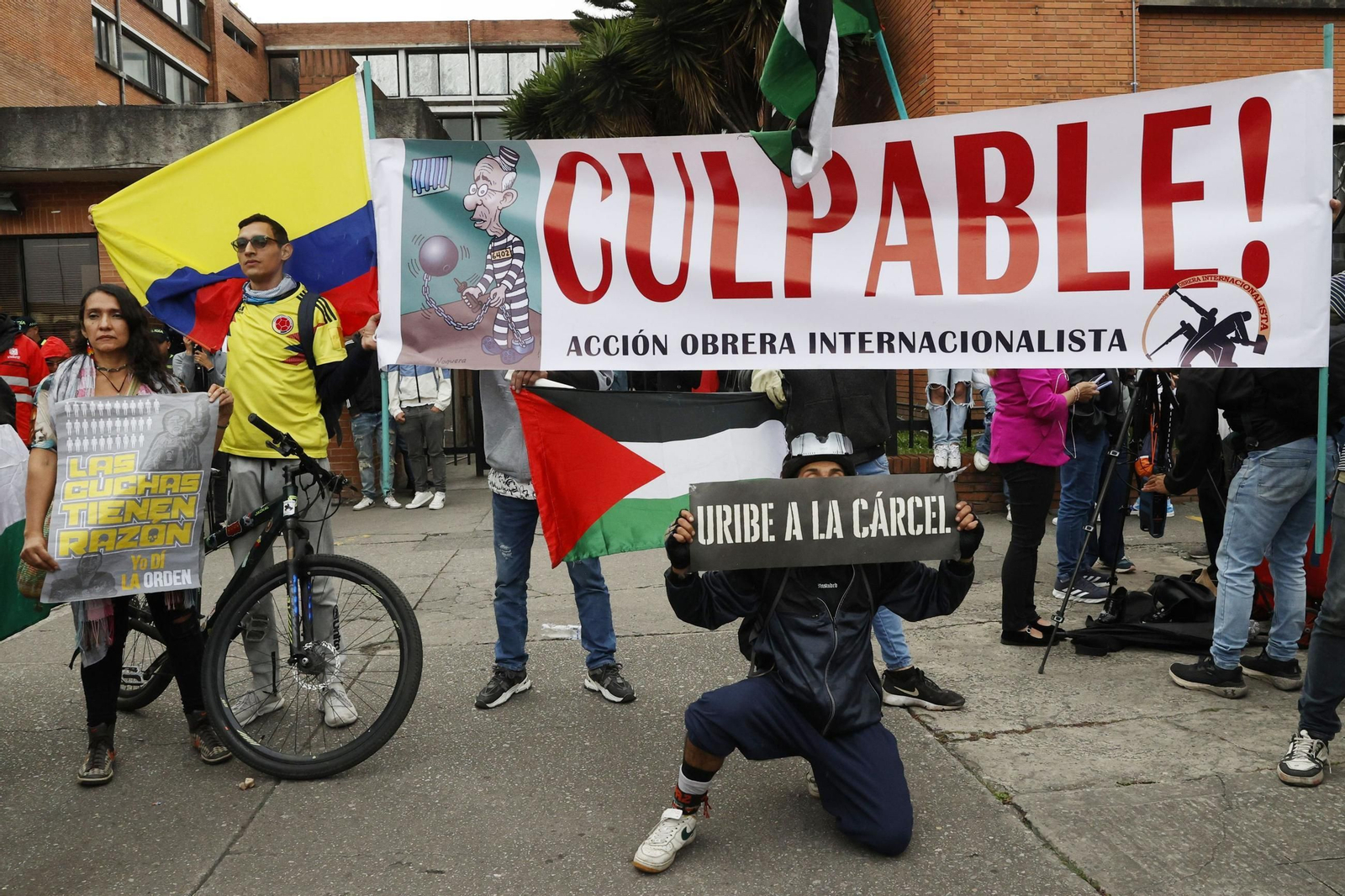 Detractoes del ex presidente colombiano Álvaro Uribe celebran su condena de cárcel.