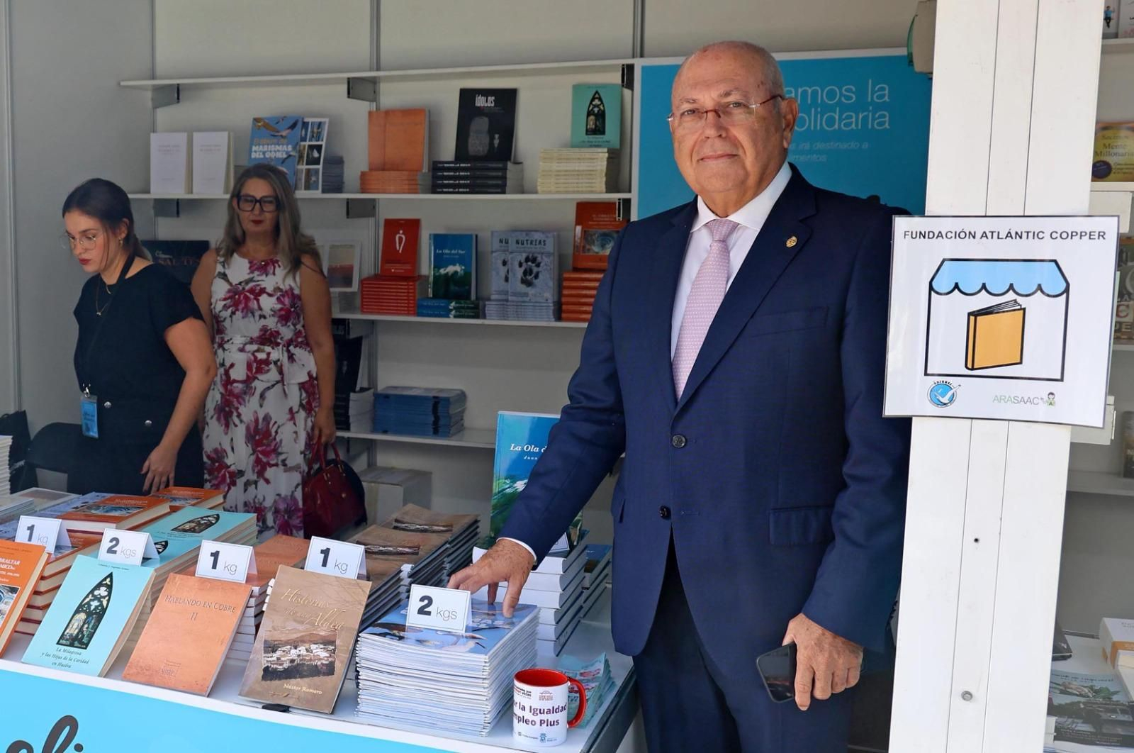 Antonio de la Vega, director General de la Fundación Atlantic Copper, en su stand en la Feria del Libro.