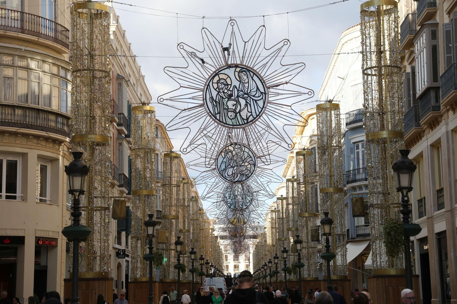 Alumbrado colocado ya en la calle Larios.