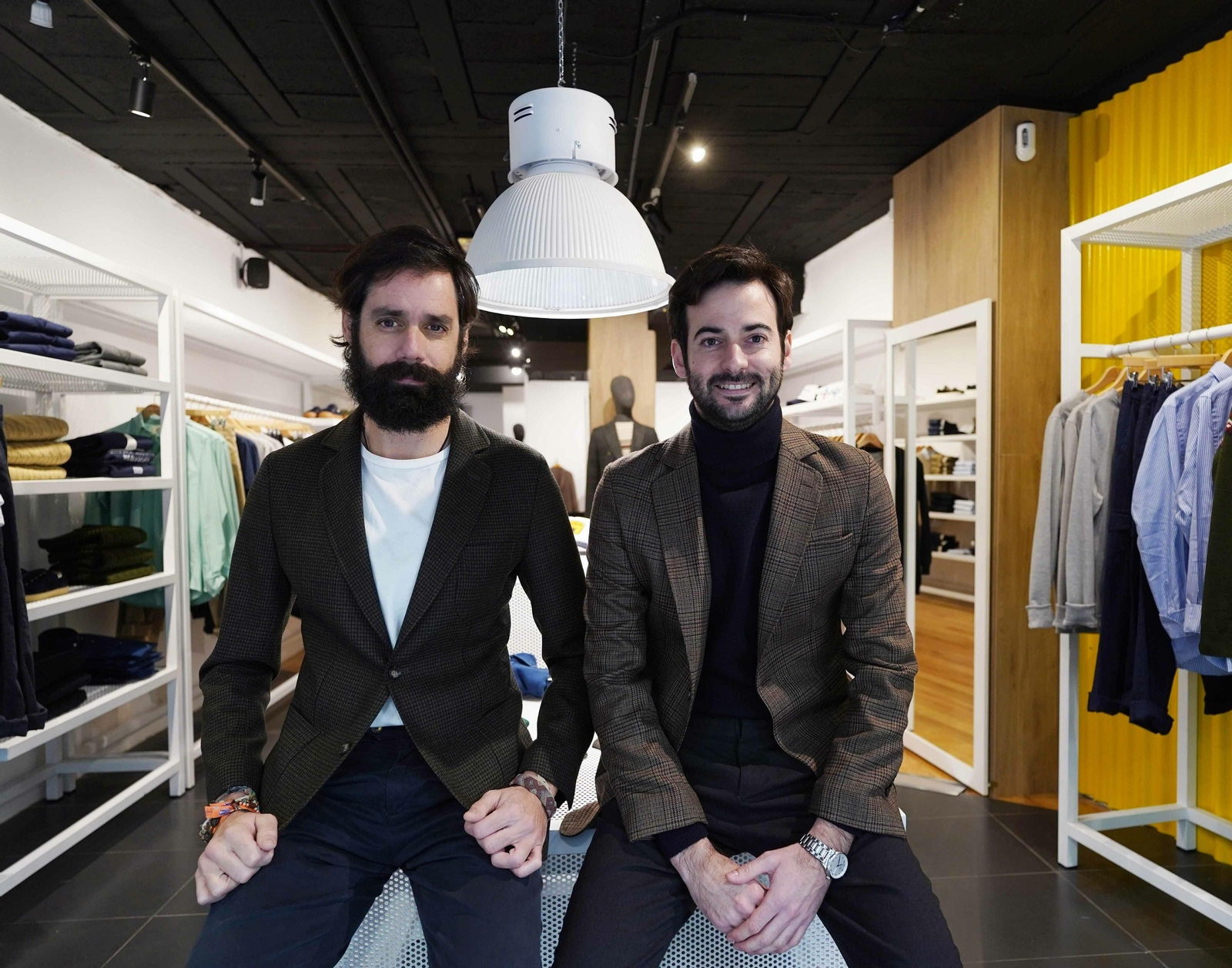 Rafael Díaz y Antonio Campos posan en la tienda que Díscolo tiene en número 4 de la calle San Álvaro de Córdoba.