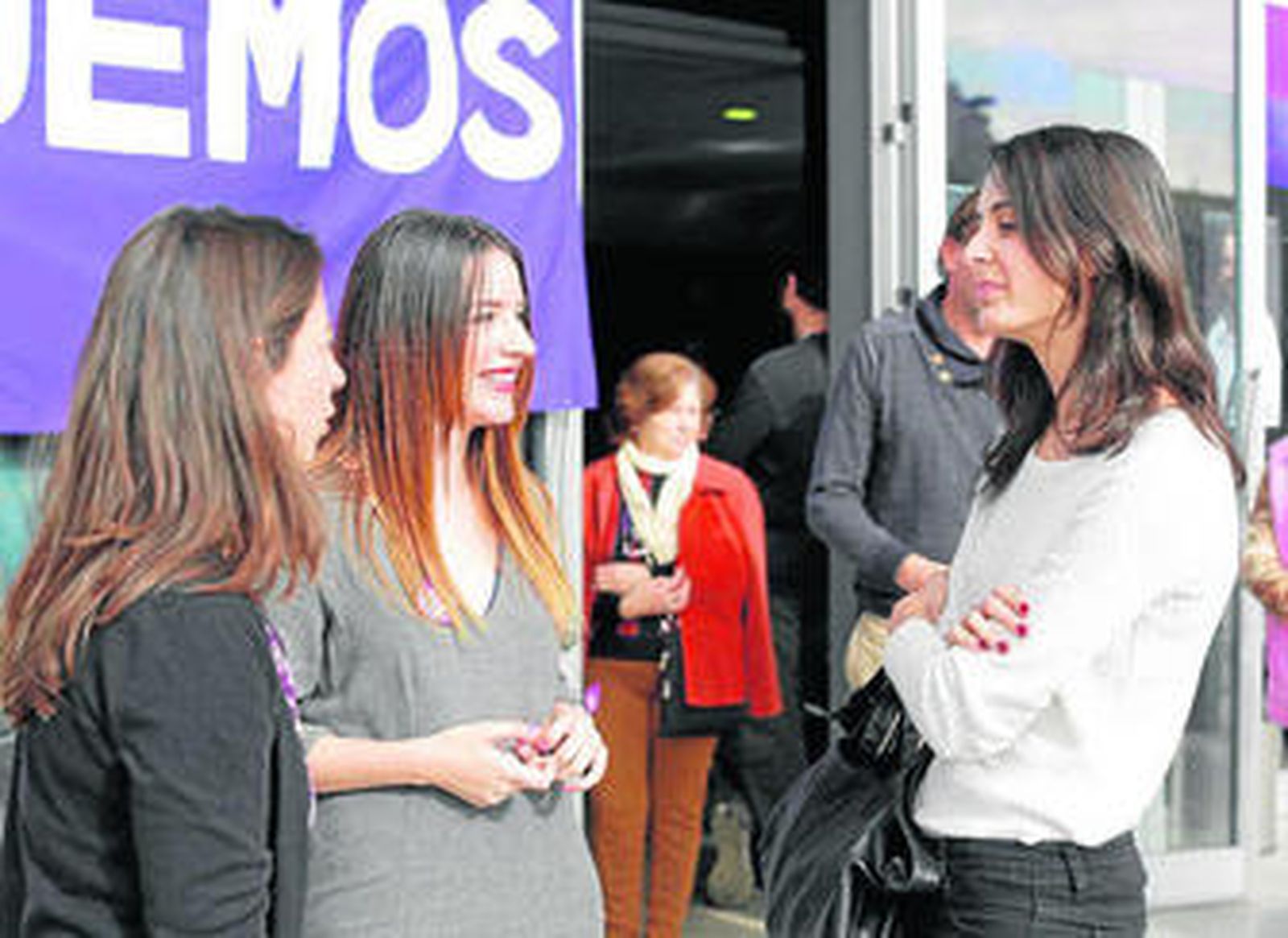 La portavoz del Ayuntamiento de Madrid, Rita Maestre, conversa con Ana Terrón y Marta Gutiérrez en el acto de Atarfe.