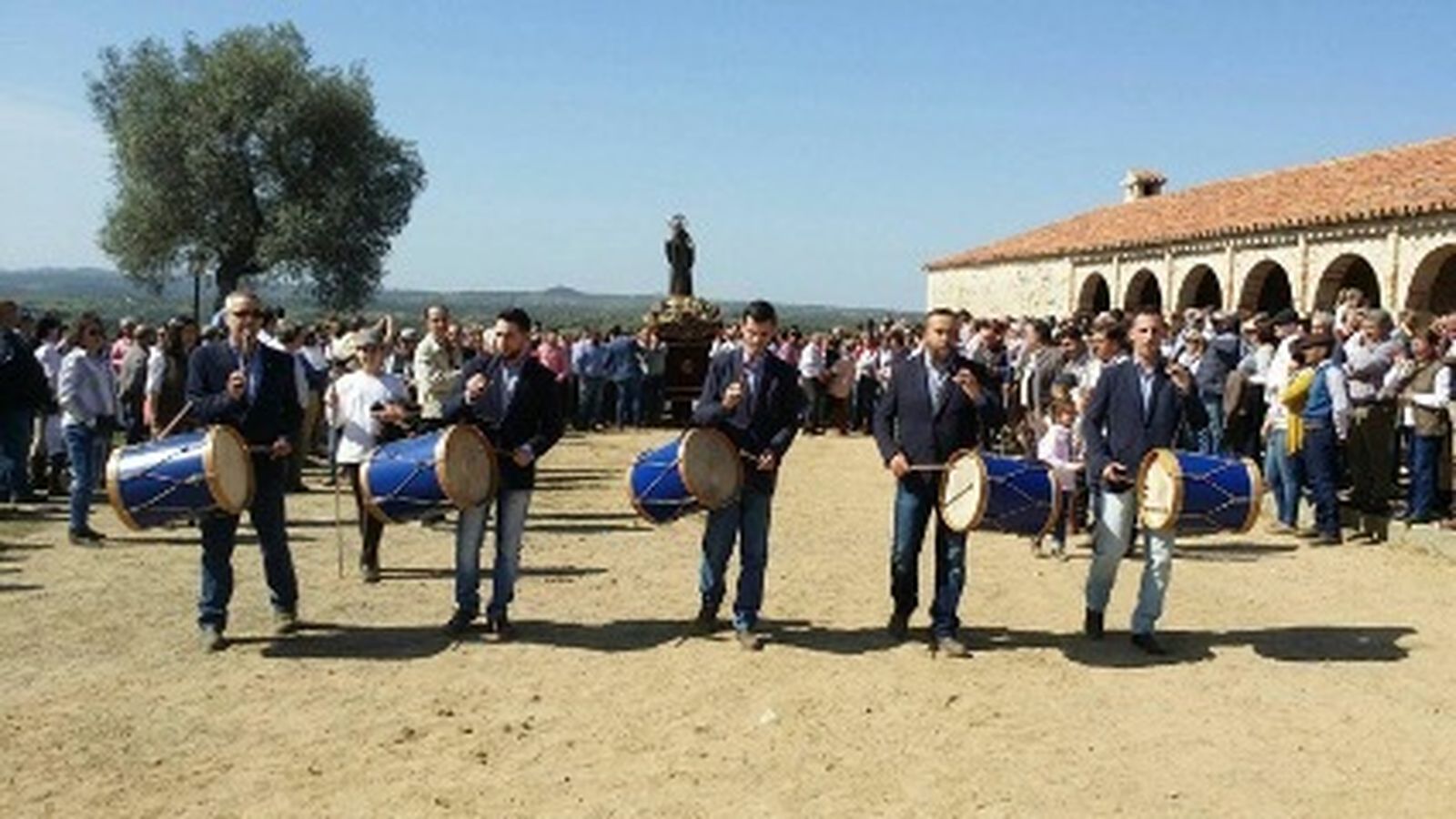 Tamborileros en la procesión de San Benito. Foto: FINA FERNÁNDEZ