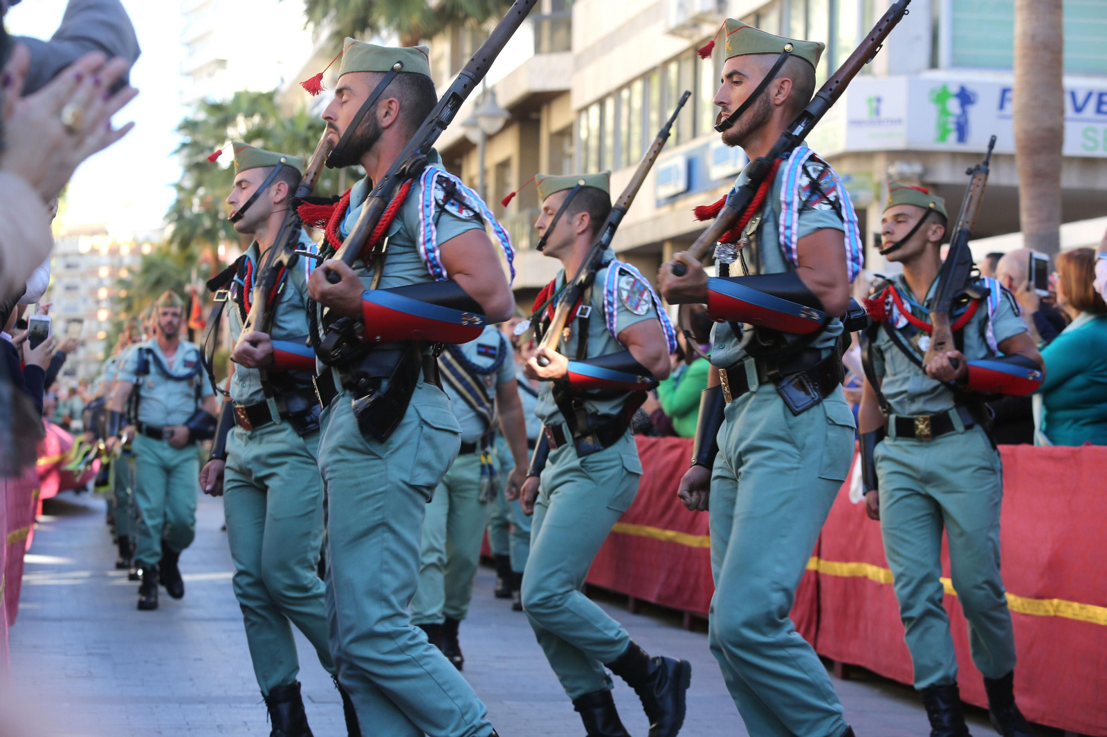 Recibimiento a la Legión en las calles del centro de Huelva
