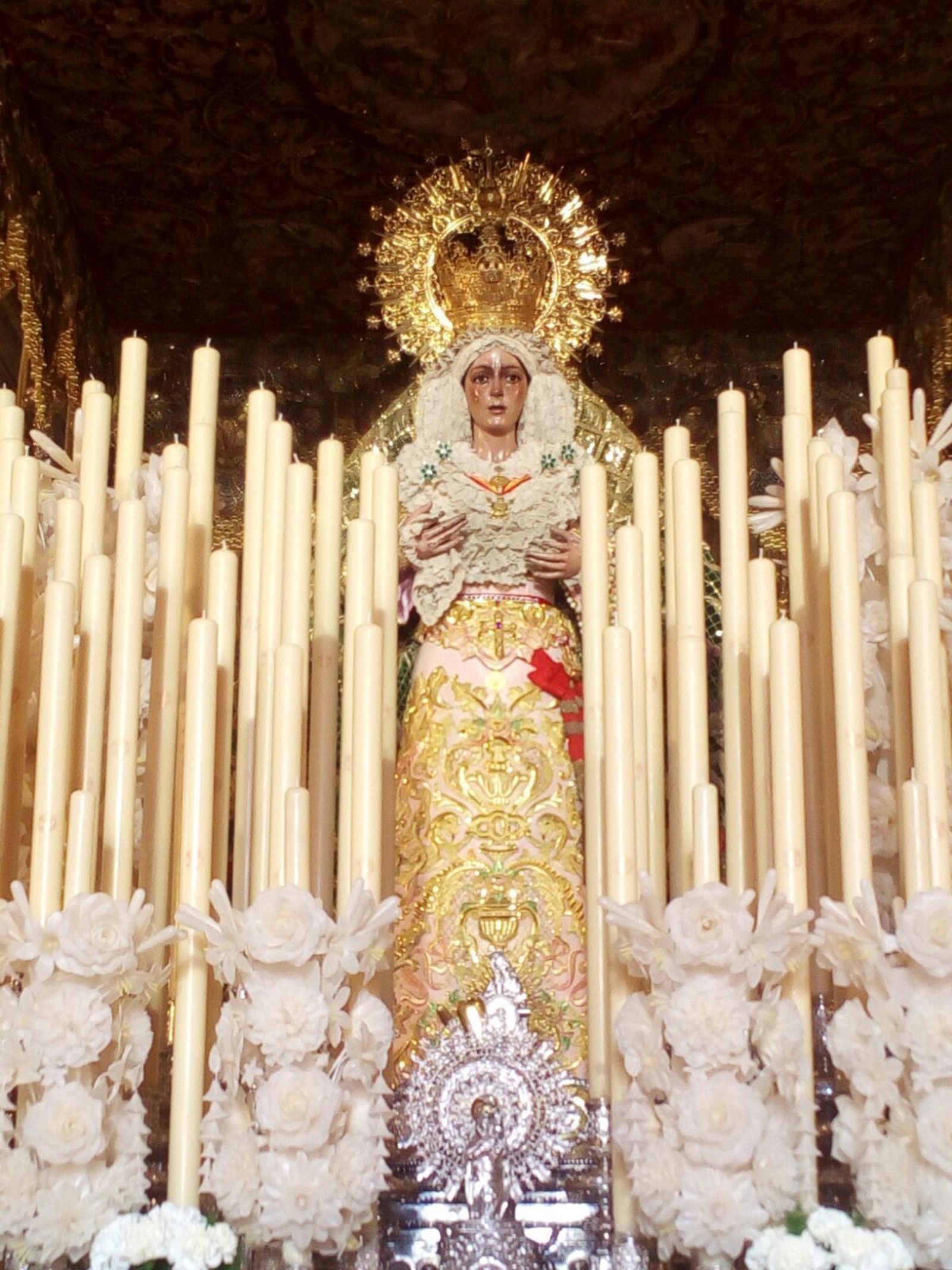 La Macarena lucirá esta Madrugada la saya realizada en Granada.