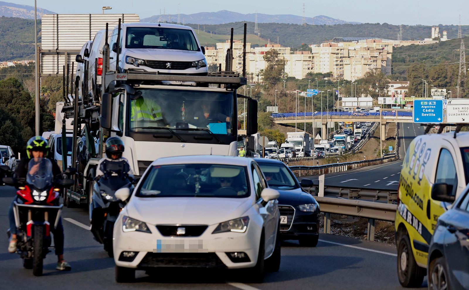 Imágenes del incendio de la grúa que colapsa de nuevo la A7