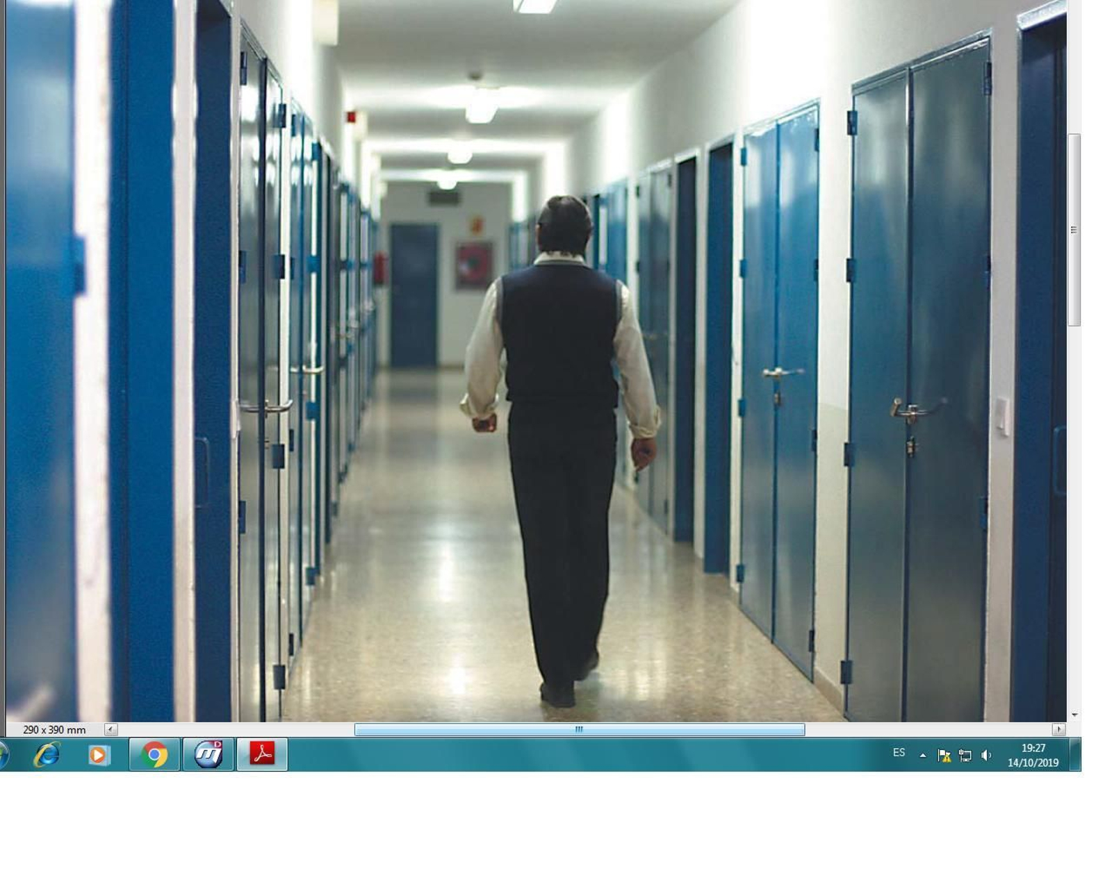 Un funcionario vigila las celdas donde duermen los internos en el CIS de Jerez.