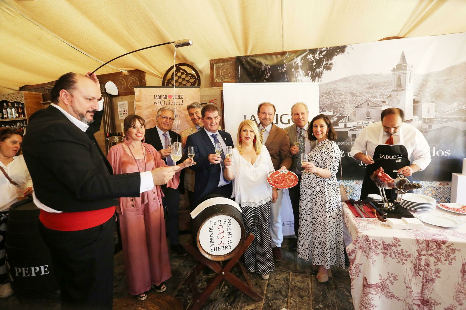 Brindis en la caseta de Jabugo para celebrar el maridaje del jamón con el vino de Jerez.