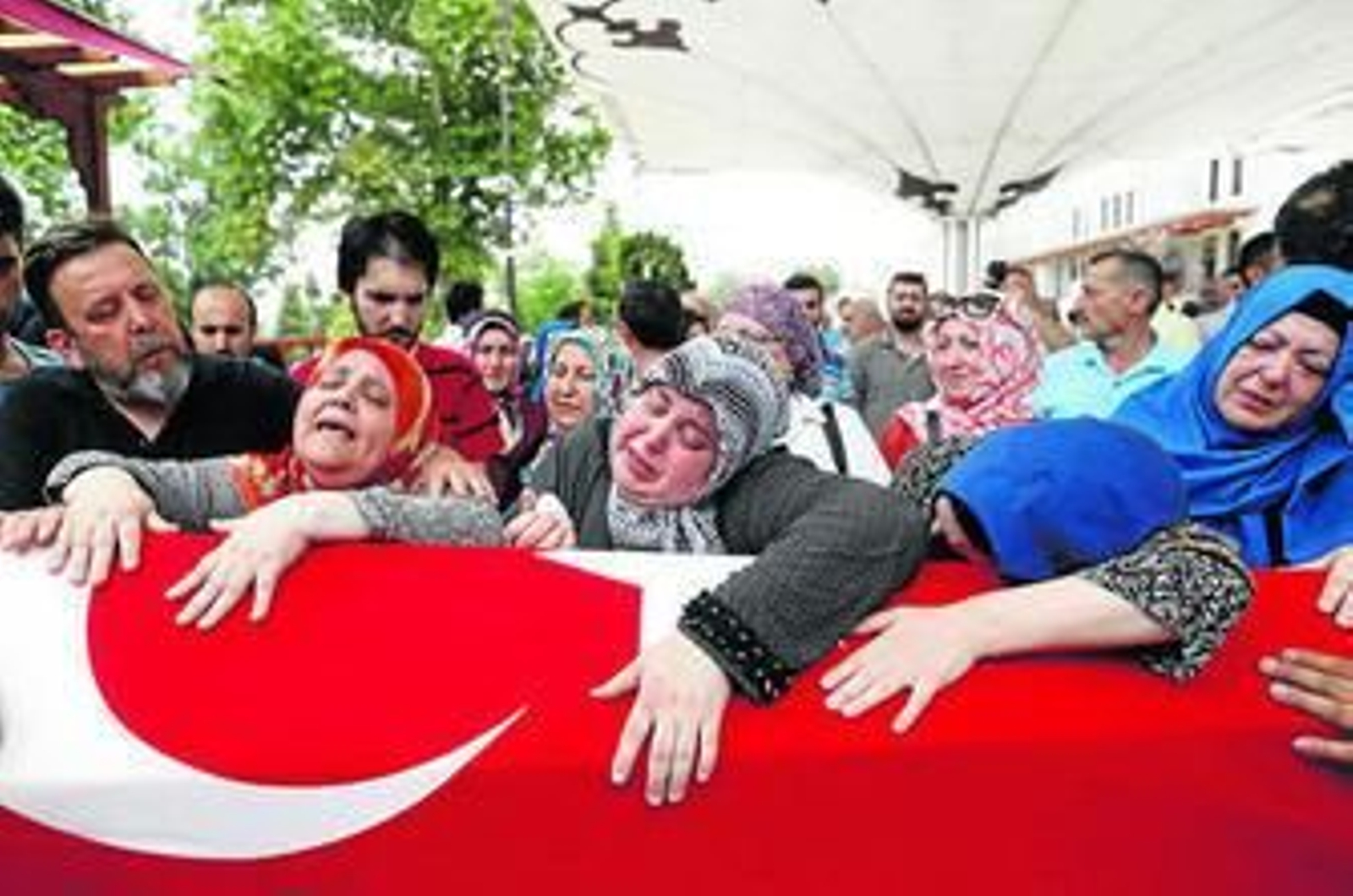 Uno de los funerales por las víctimas de la asonada celebrado ayer en Ankara.