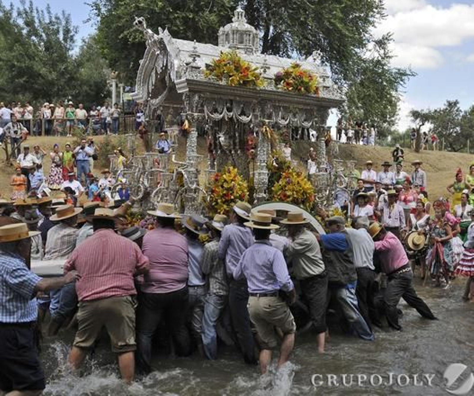 Los romeros macarenos a su paso por el Quema camino del Rocío.

Foto: Juan Carlos Vázquez