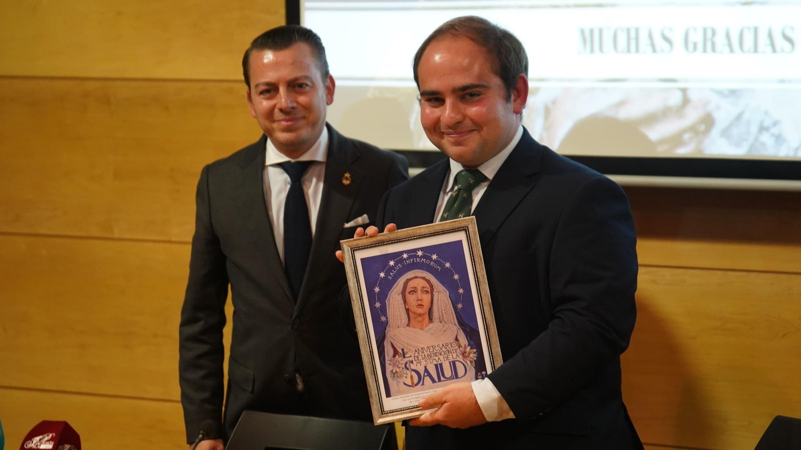 Los historiadores Ramón Cao y Rafel Guirado, al finalizar la conferencia dedicada al 50 aniversario de la Virgen de la Salud, en San Fernando