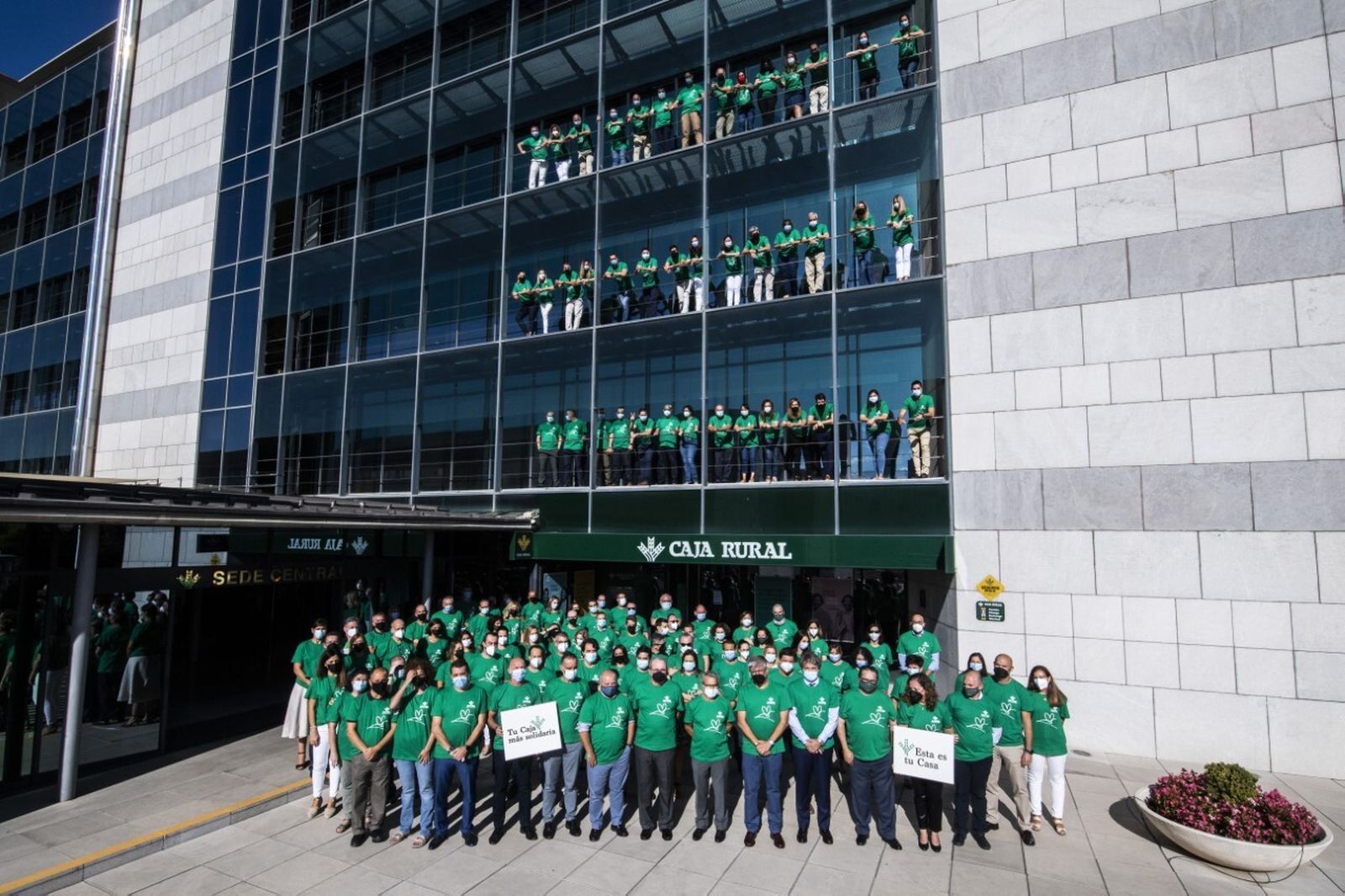 Empleados de los servicios centrales de Caja Rural vistiendo la camiseta verde solidaria