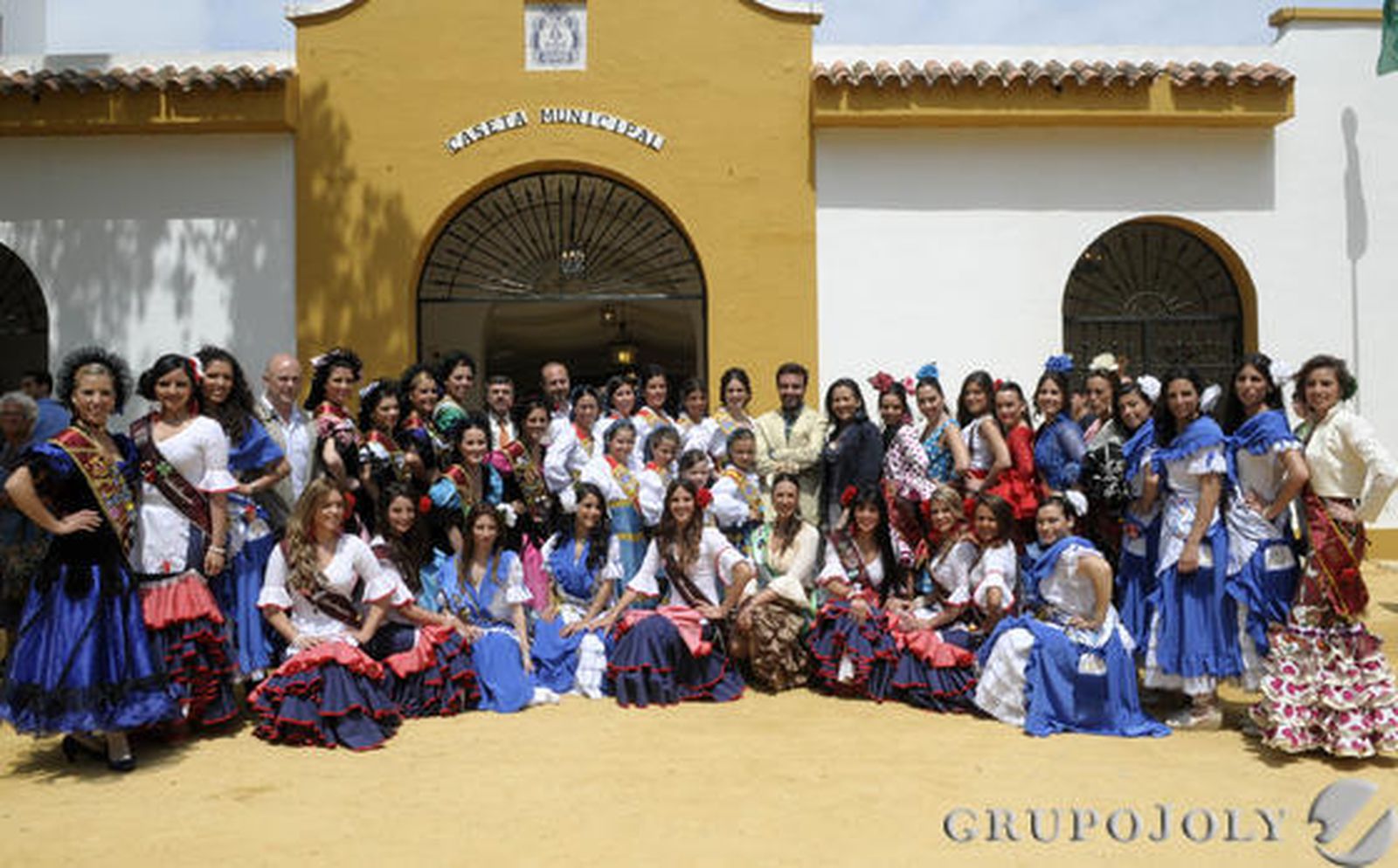 En la jornada de ayer sábado  tuvo lugar la ya tradicional recepción oficial a las damas y reinas de las distintas fiestas de los municipios de la Mancomunidad de Municipios de la Bahía de Cádiz. Todas ellas posan en la imagen que aparece sobre estas líneas junto a las coquineras adultas e infantiles portuenses y el concejal de Fiestas, Millán Alegre. Las jóvenes pudieron disfrutar de un magnífico día de convivencia en la Feria de Primavera portuense, donde compartieron además un almuerzo en la caseta municipal.