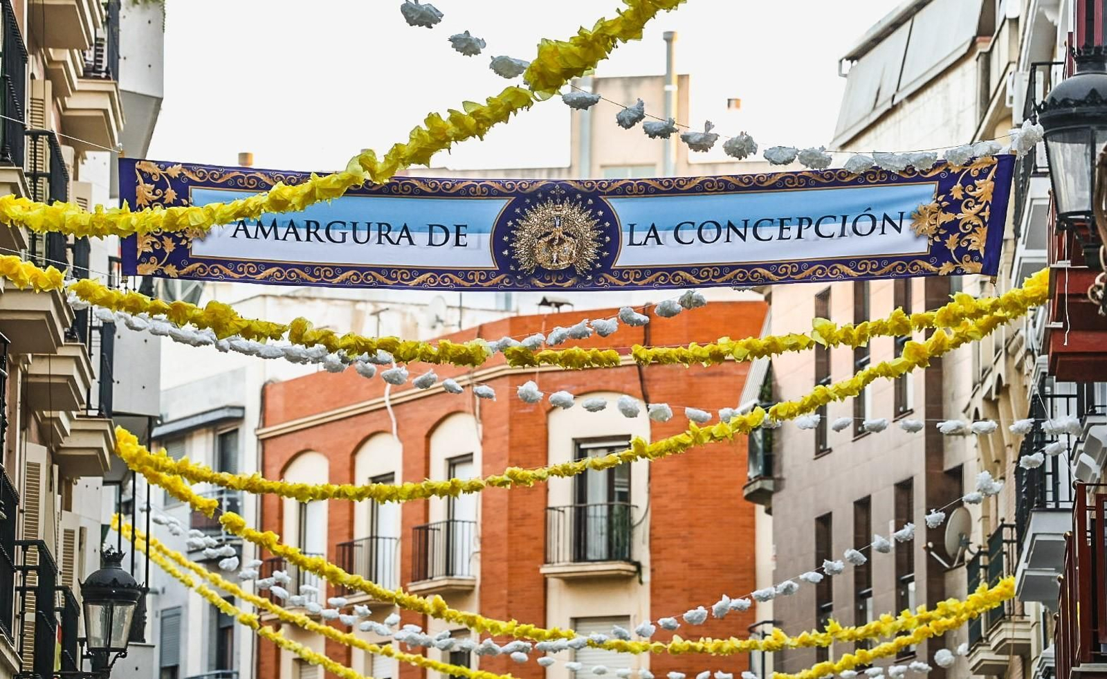Decoraciones en las calles de Huelva con motivo de la Magna Mariana 2025.