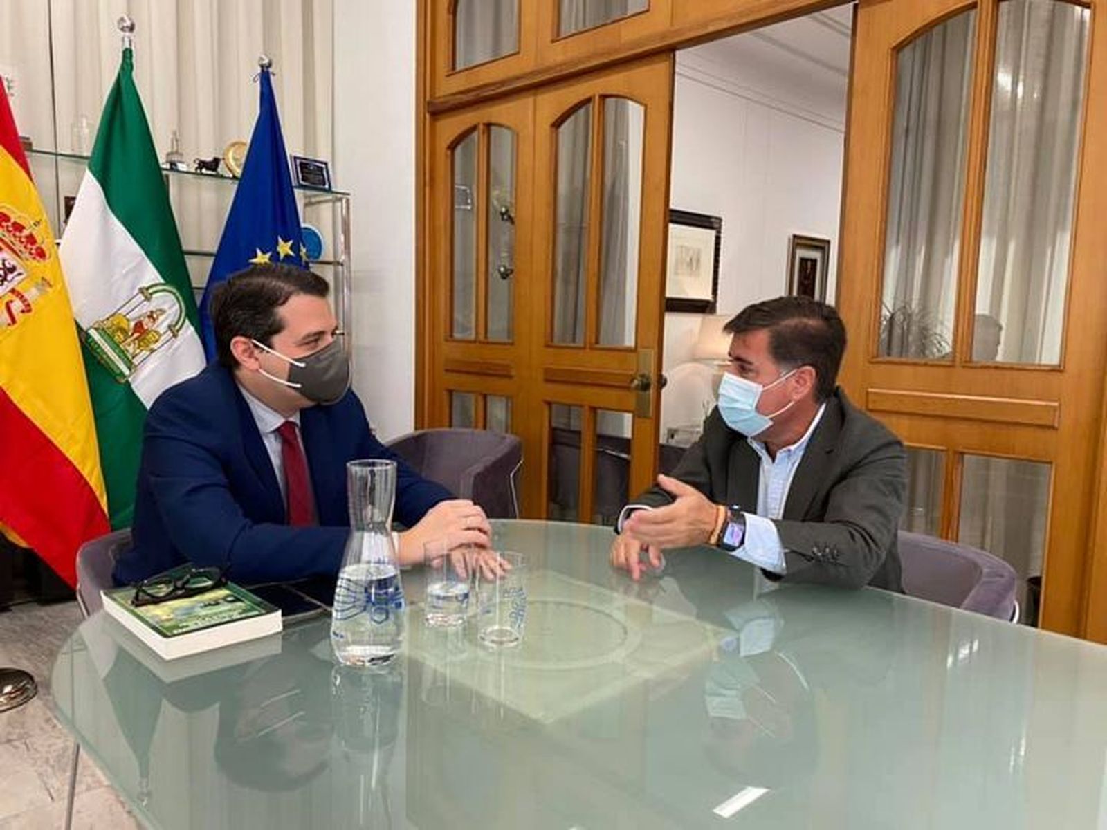 El alcalde de Córdoba, José María Bellido y el alcalde de Encinarejo, Miguel Ruiz, reunidos por el día de Encinarejo.