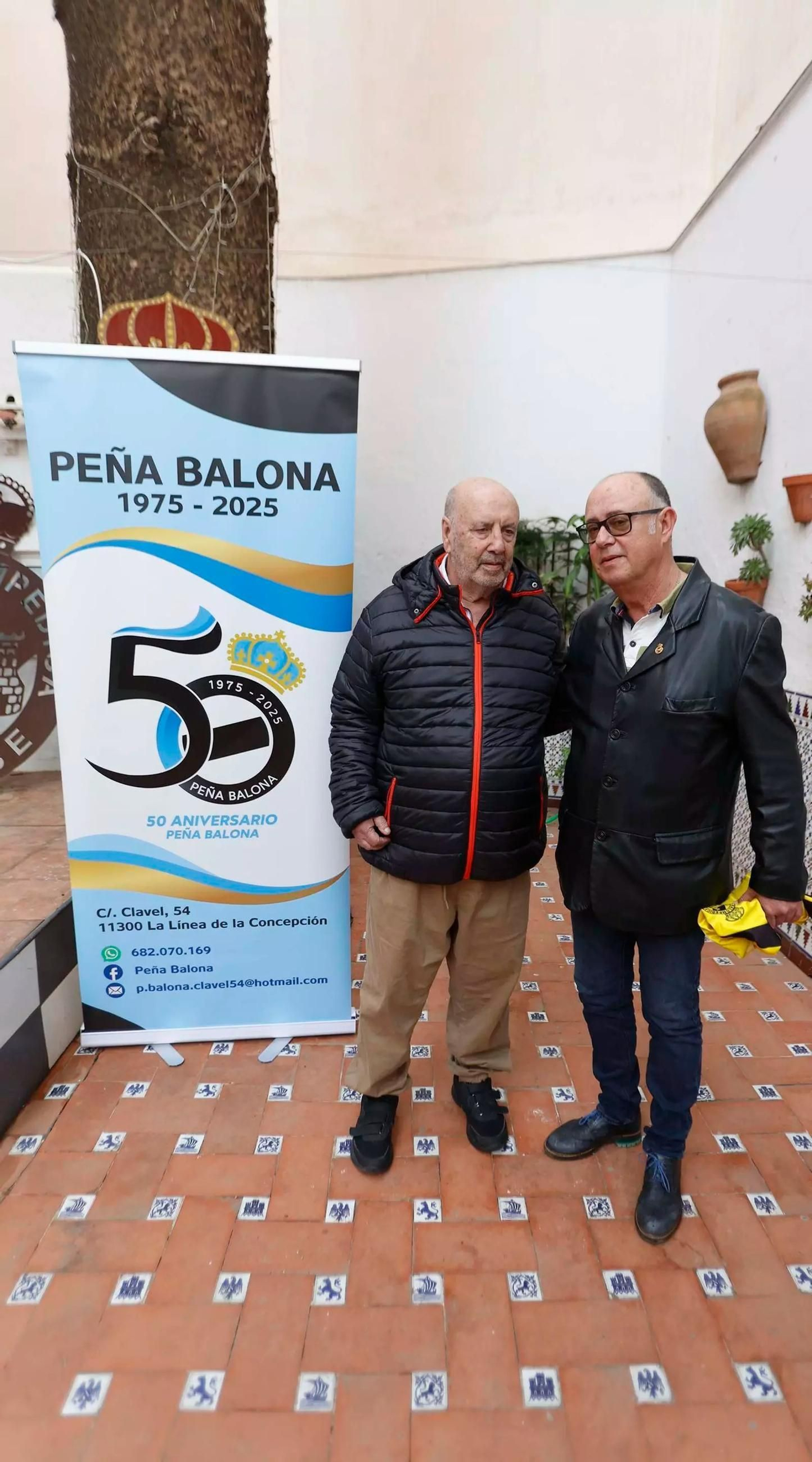 Baby y Julio Vega, durante el homenaje al primero en la Peña Balona