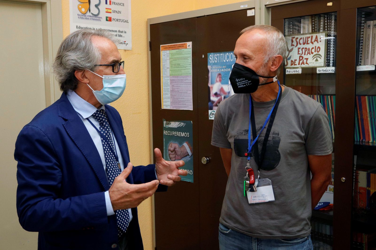 El director del Centro Penitenciario El Acebuche y el coordinador del proyecto aulaDcine.