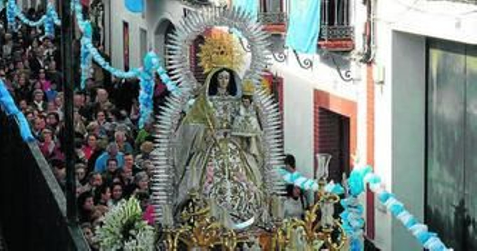 Rociana volverá hoy a contemplar a su Patrona por las calles del pueblo.