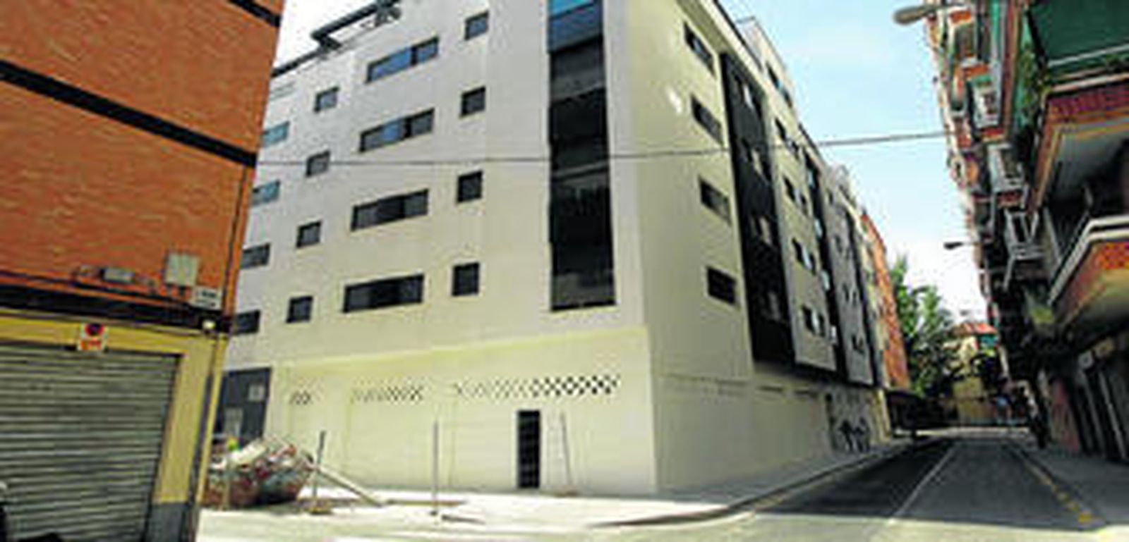 El acerado del nuevo inmueble, en el centro de la imagen, ocupa una calle que -según los vecinos de los números 6 y 8, edificio de la izquierda- es particular.