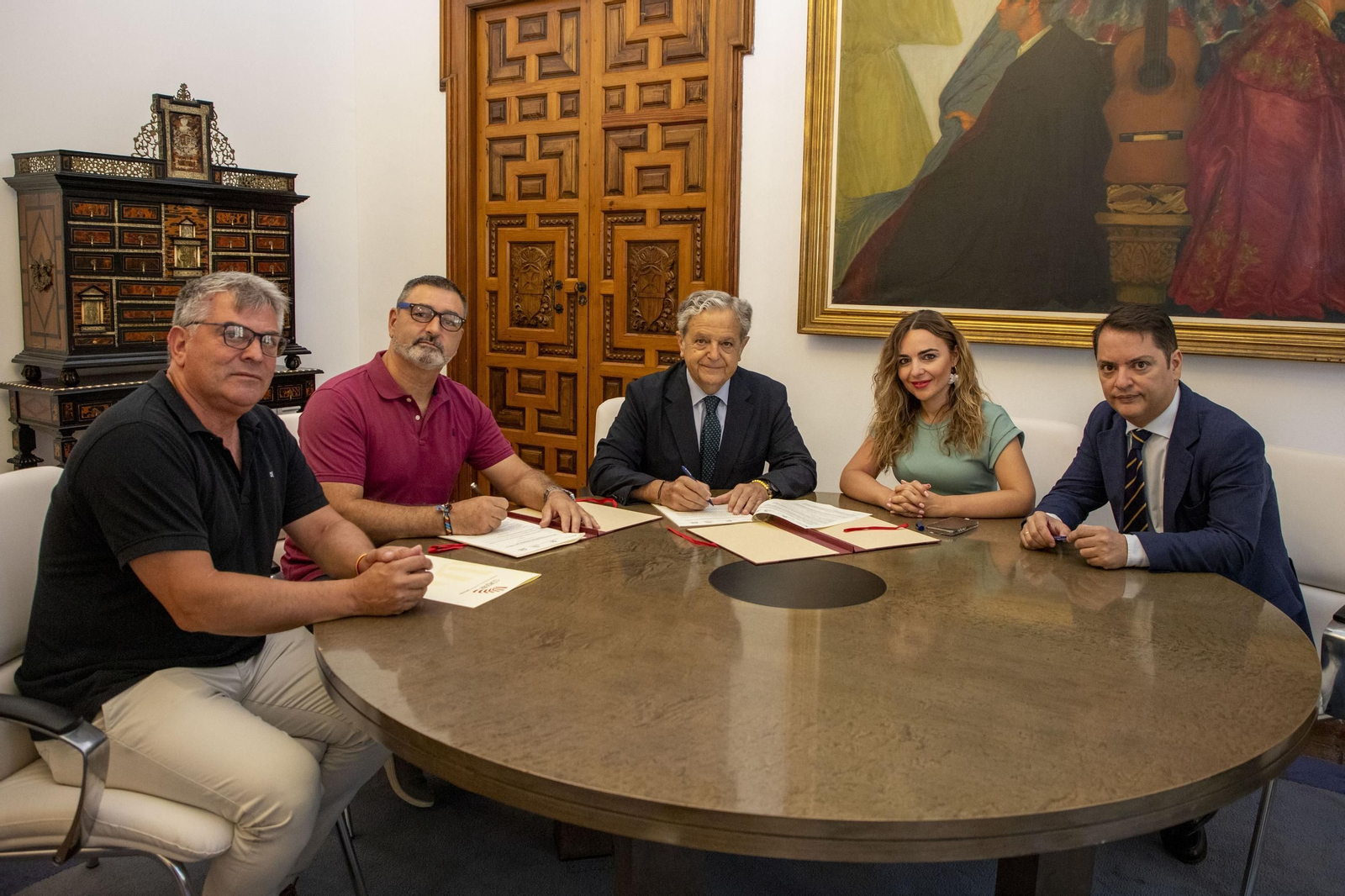 Miembros de la Asociación Toro de Cuerda de Carcabuey, junto al presidente de la Diputación, Salvador Fuentes y la delegada Especial de Turismo, Narcisa Ruiz en la firma del convenio