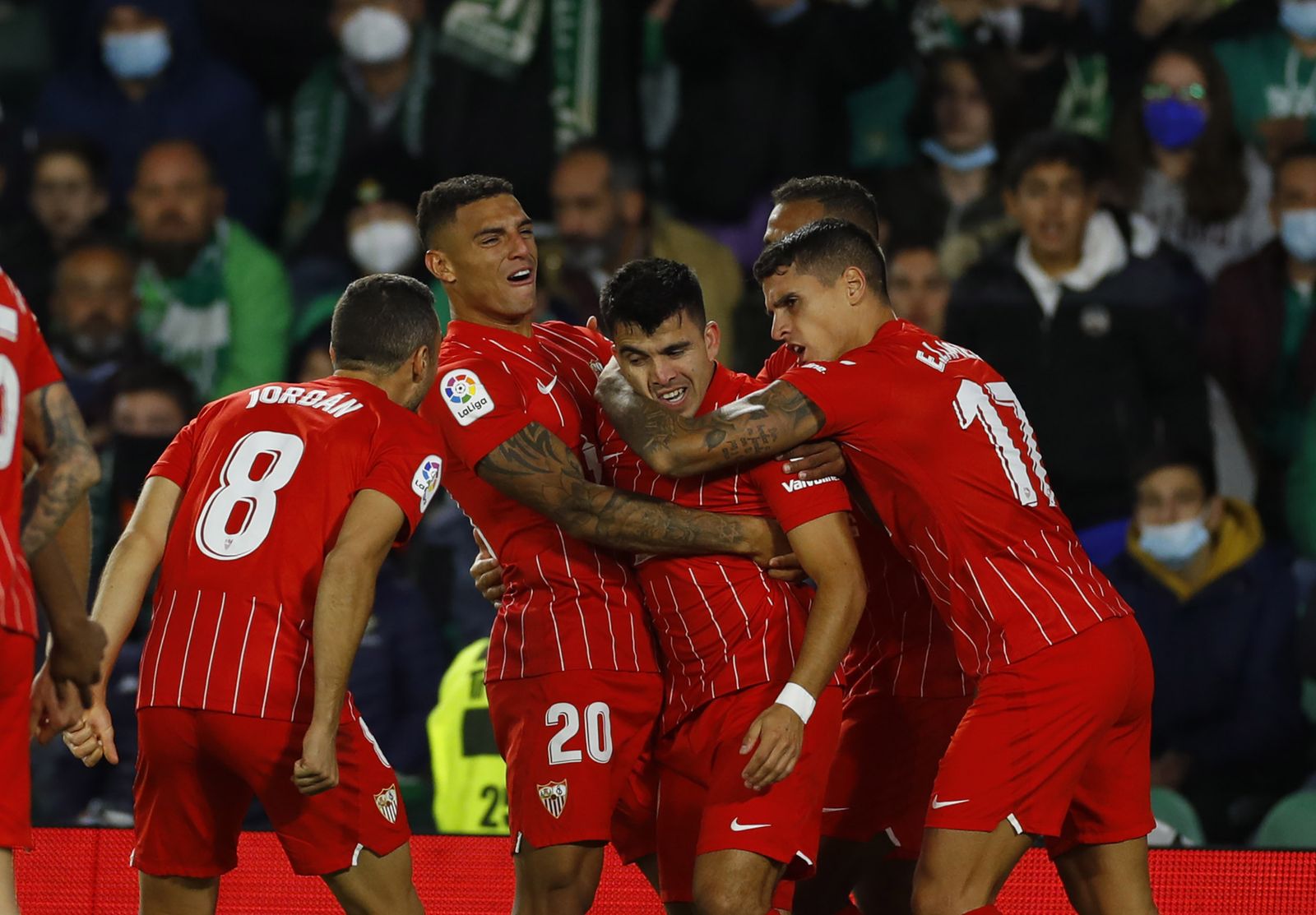 Acuña, rodeado de compañeros tras marcar el 0-1