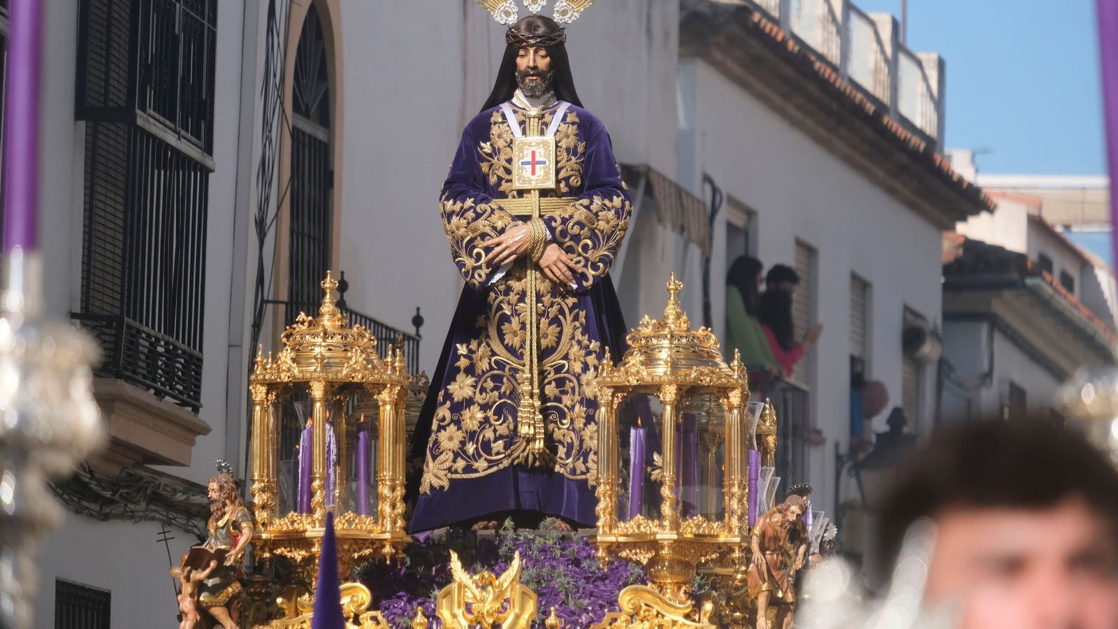 Nuestro Padre Jesús Rescatado camina hacia la Carrera Oficial.