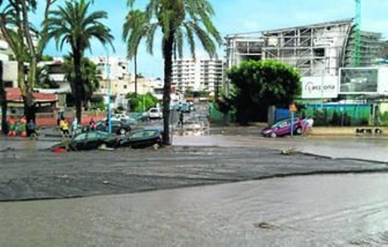 En el límite de las provincias de Almería y Murcia entre San Juan de los Terreros y Águilas se registraron copiosas lluvias que anegaron calles y carreteras.
