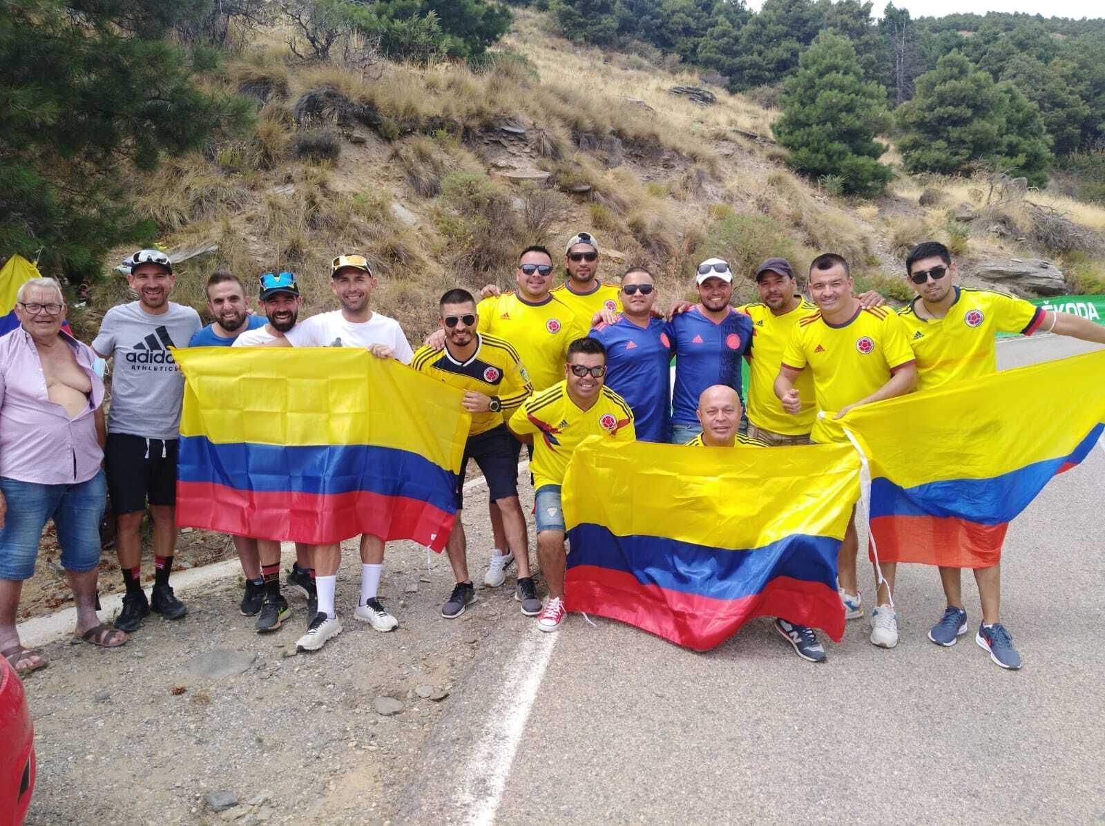 Fotogalería del ambiente en la subida al Alto de Velefique de La Vuelta.