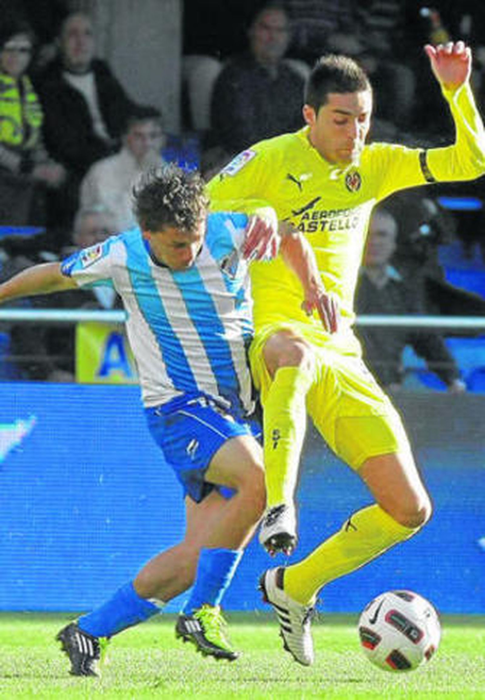 Bruno Soriano trata de cubrir el balón ante la presión de Wellington.