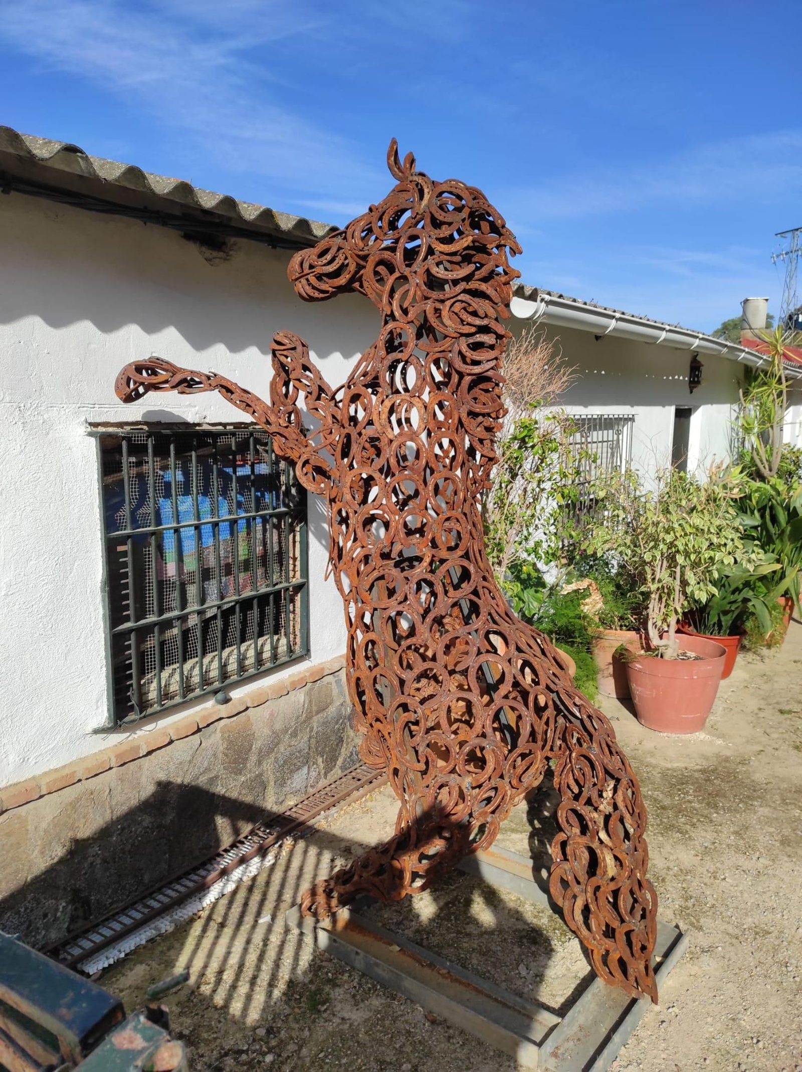 El artista de Aracena que convierte herraduras en obras de arte únicas: Ha creado más de 300 figuras de hierro