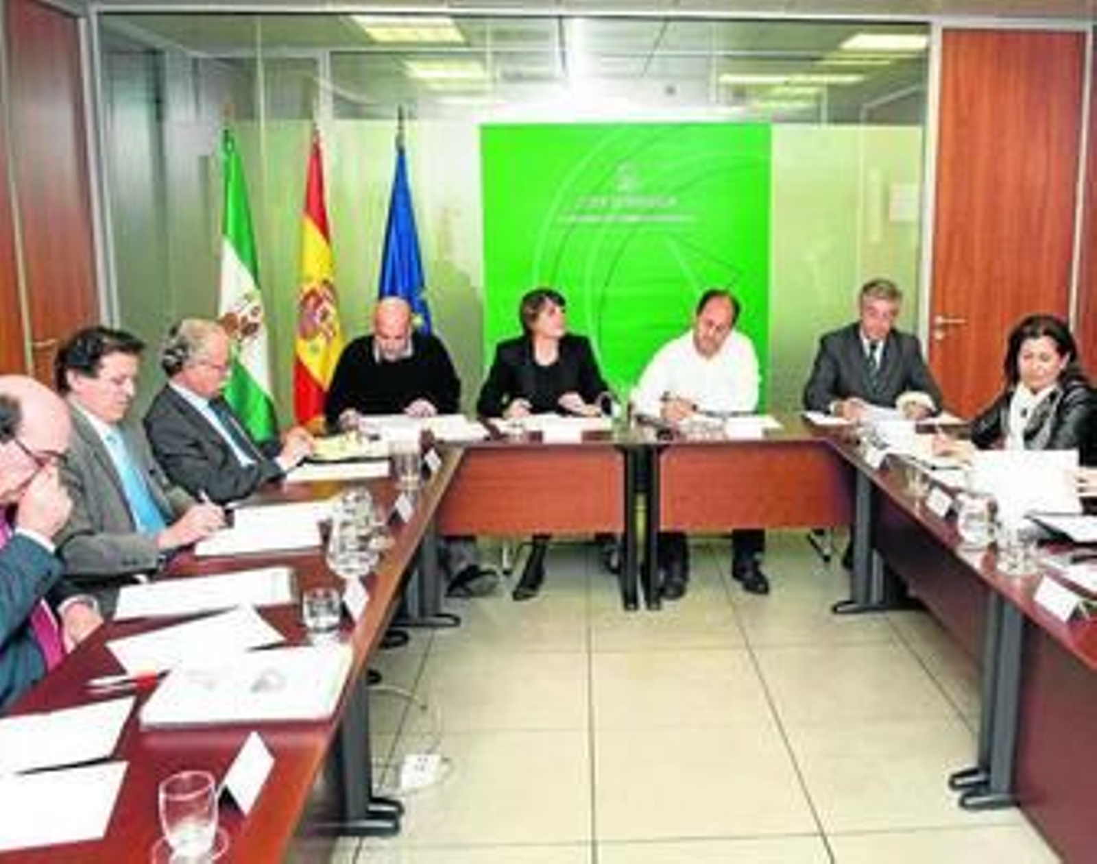 Un instante de la reunión de los presidentes de los puertos con la consejera de Fomento, ayer.