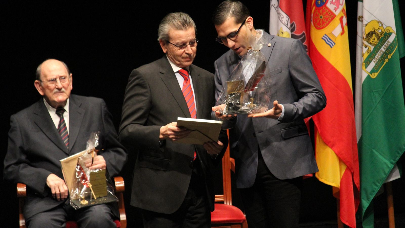Diego Ramírez recibe la Pluma de Oro del Ayuntamiento de Vera en abril de 2019.