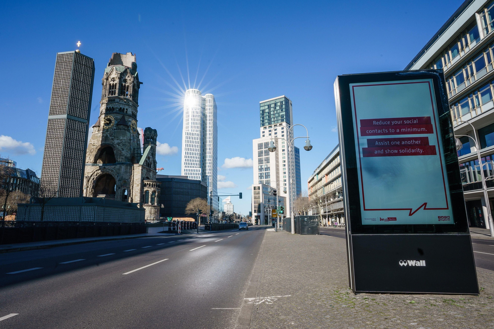Alemania: Carteles recordando las medidas contra el coronavirus en las solitarias calles de Berlín.