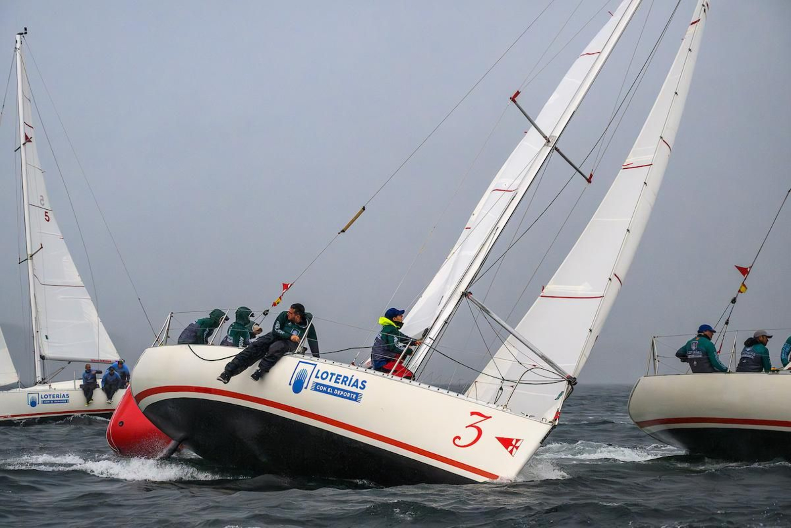 El equipo gaditano en plena ceñida.