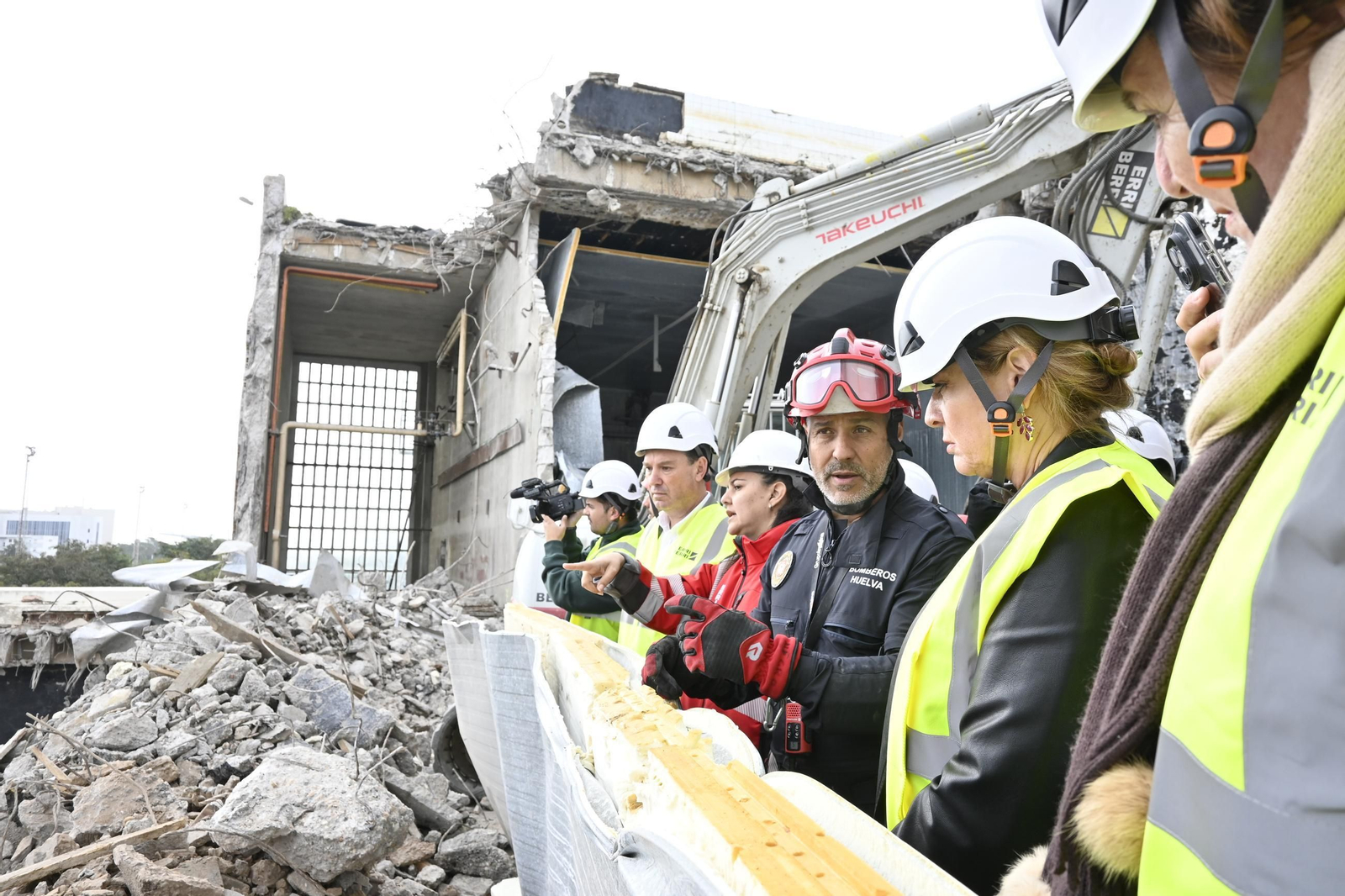 Práctica de la Unidad Canina y el Equipo de Intervención de Bomberos Unidos Sin Fronteras, en imágenes