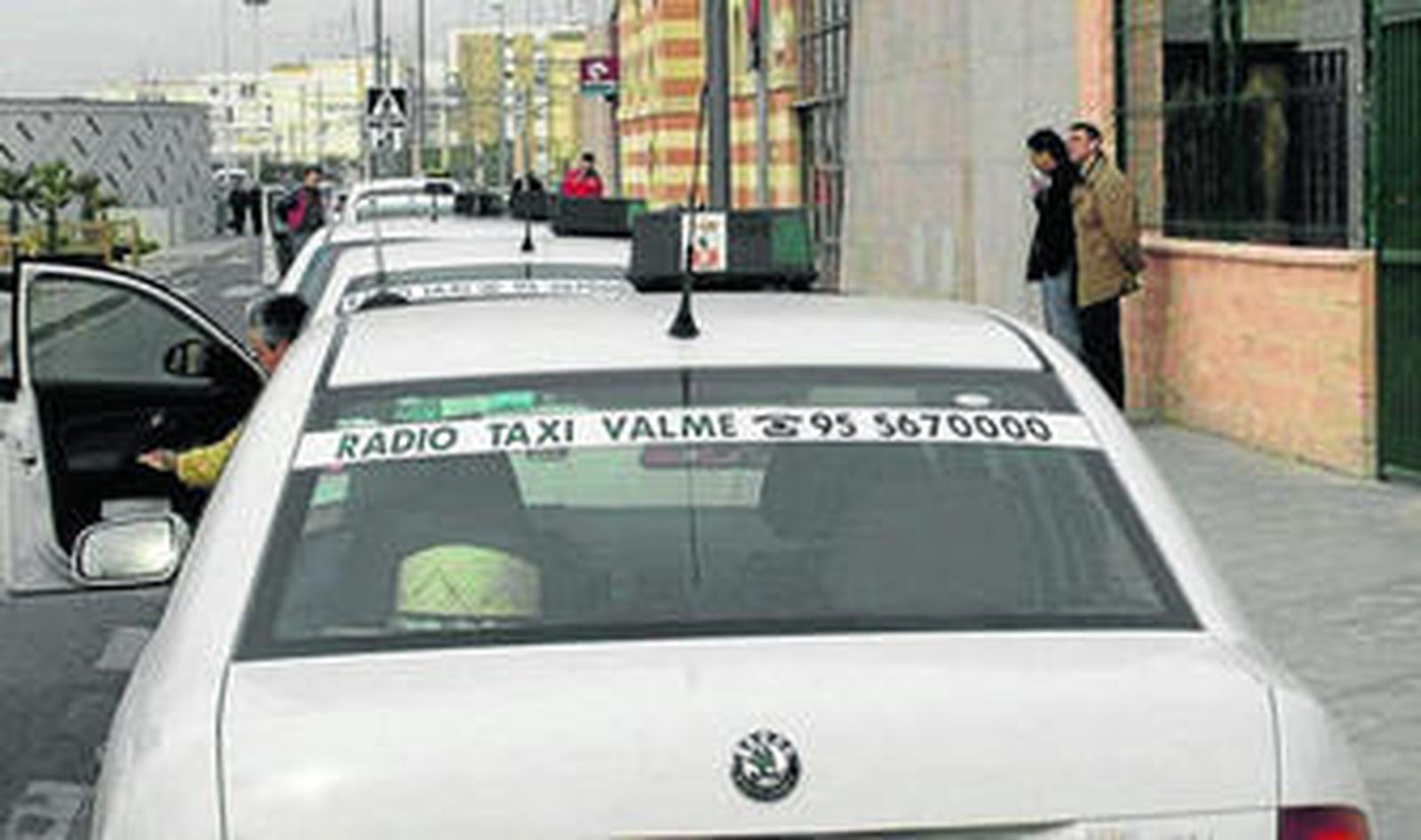 Una imagen de archivo de taxis aparcados ante la estación de trenes de Dos Hermanas.