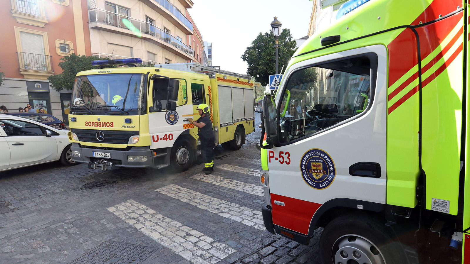 Los bomberos de Jerez intervienen en un incendio de un inmueble en calle Bizcocheros