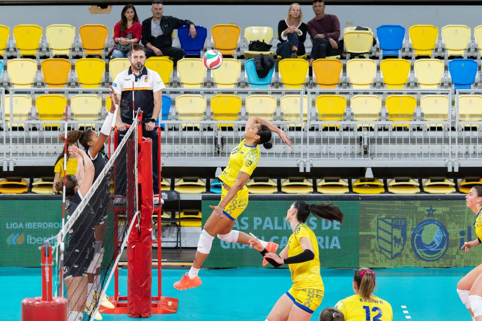 Maguilaura Frías intenta bloquear un remate de las canarias.