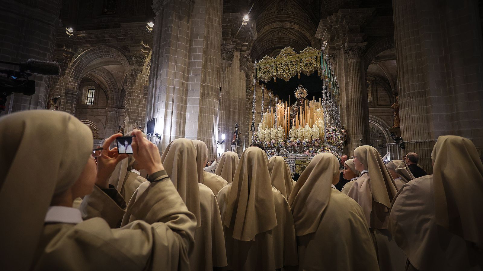Hermanas de Hijas de Santa María del Corazón de Jesús, de Montealto, frente al palio de Salud y Esperanza dentro de Catedral.