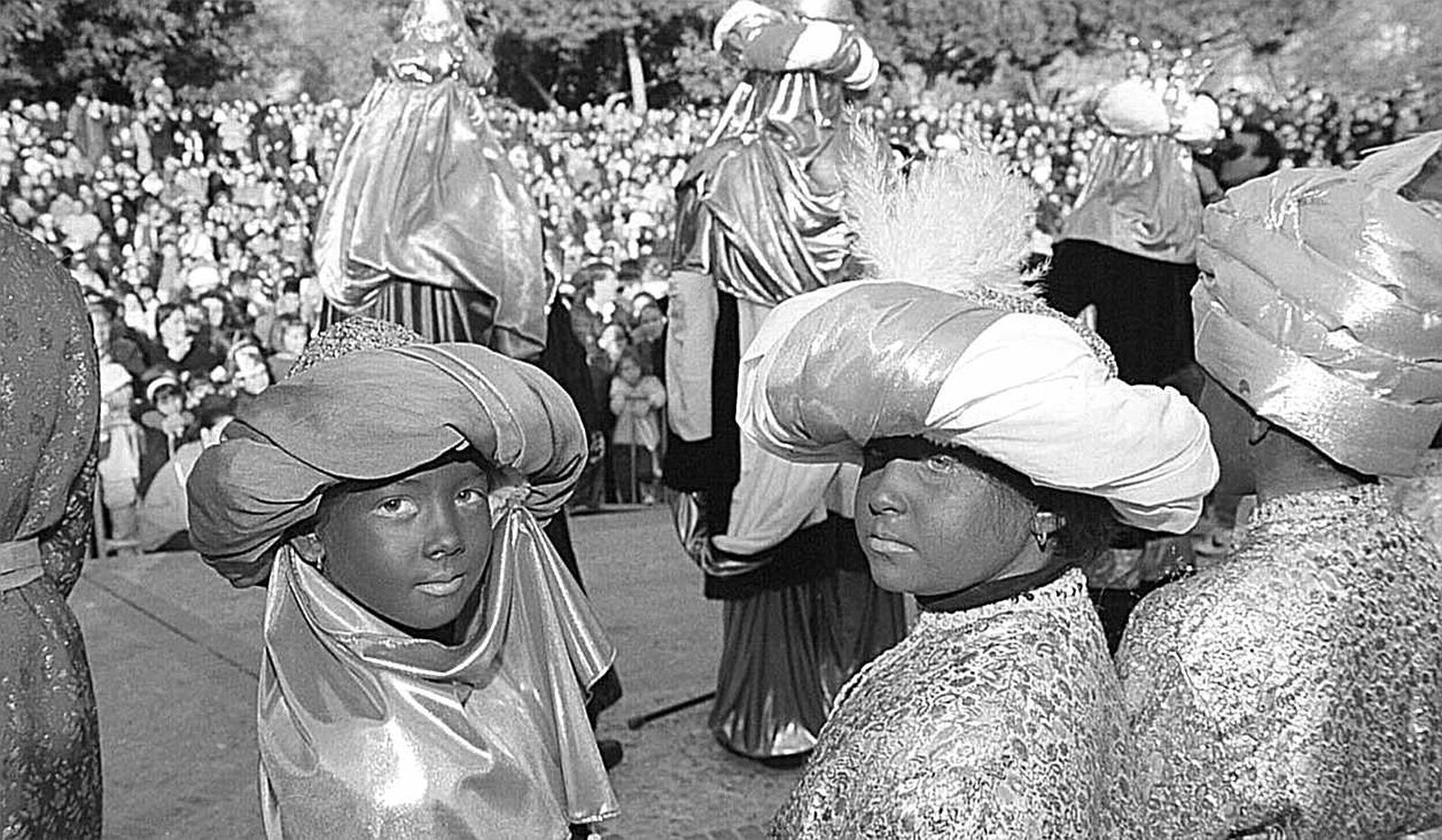Cabalgata de la Ilusión en San Fernando en el año 2000: dos pequeños pajes de Baltasar miran a la cámara en el parque Almirante Laulhé antes de iniciar el recorrido