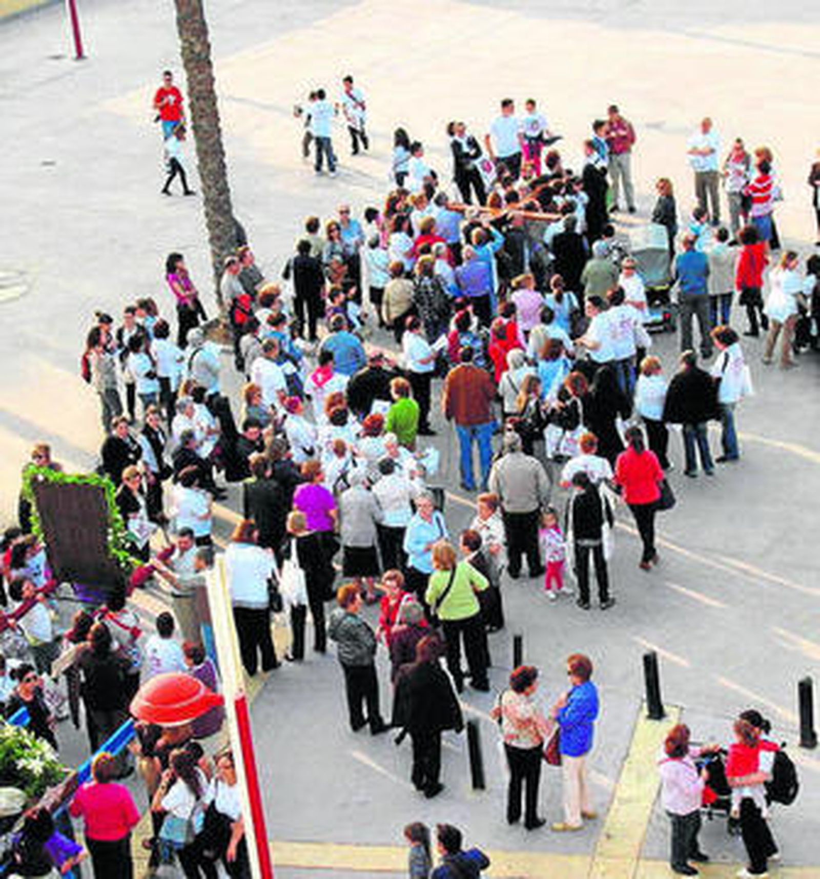 La juventud procesiona el recuerdo de Juan Pablo II