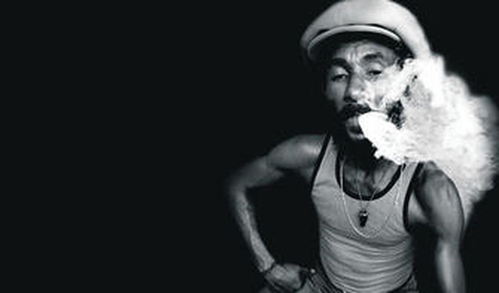 En la imagen superior, Lee Scratch Perry, músico y productor, todavía hoy en activo, al que se le atribuye la creación del que pudiera ser el primer tema 'reggae', 'People Funny Boy'. Sobre estas líneas, Duke Reid con parte de su celebrado 'sound system'.