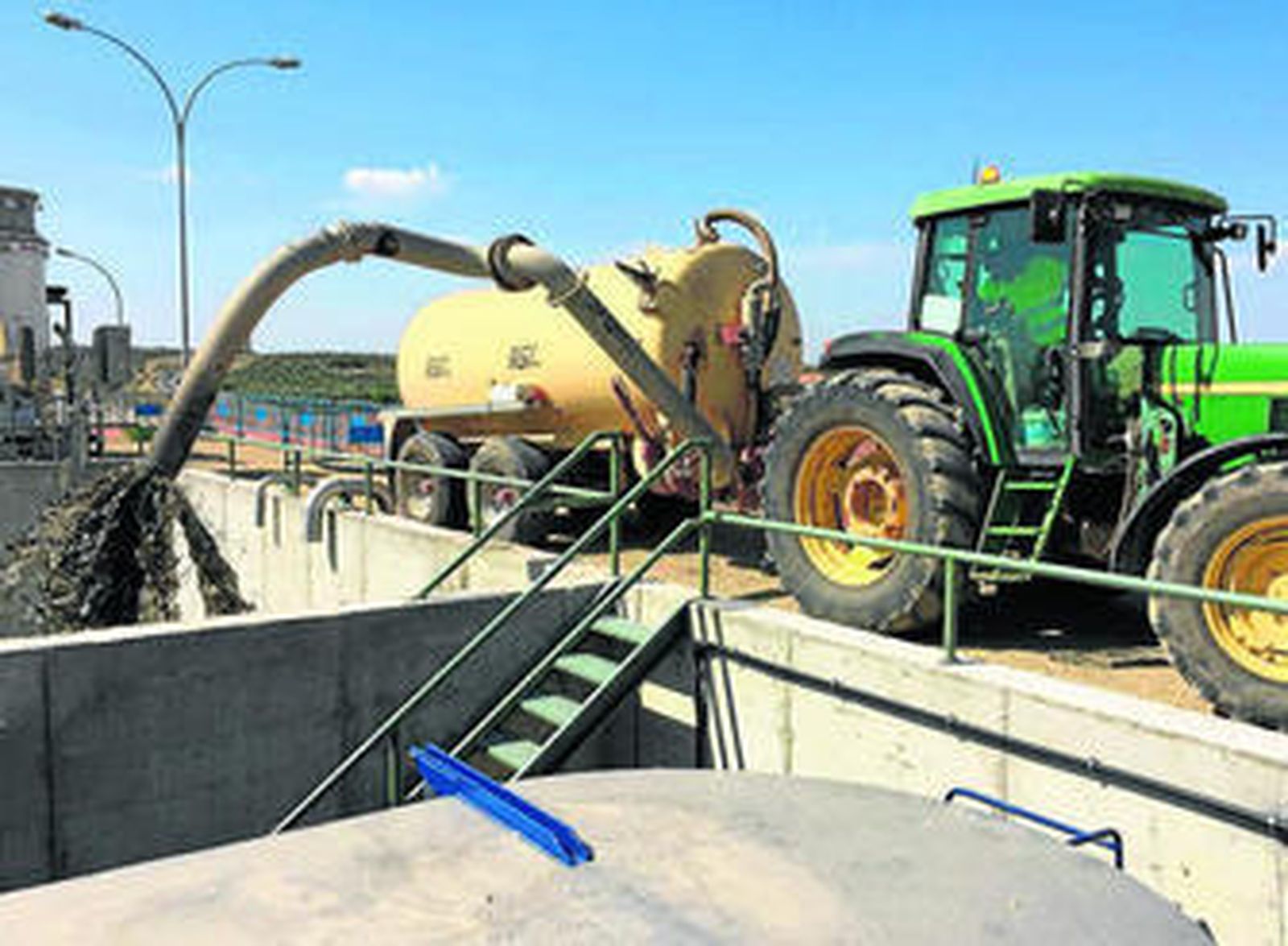 Vertido de una cuba de purines destinados a producir biogás.