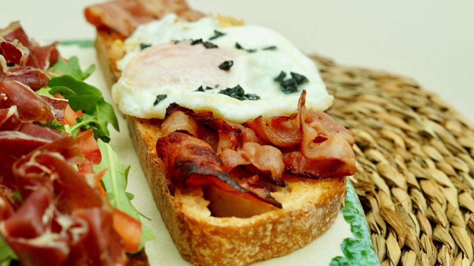 Tosta de huevo friton y bacon Tosta de huevo friton y bacon