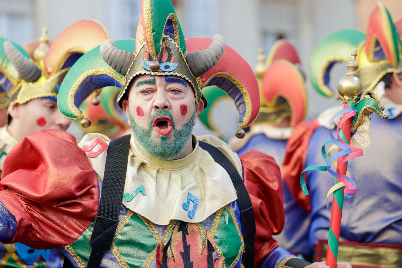 Así vive Cádiz su primer sábado de Carnaval: las imágenes de las batallas de copla y la fiesta en la calle