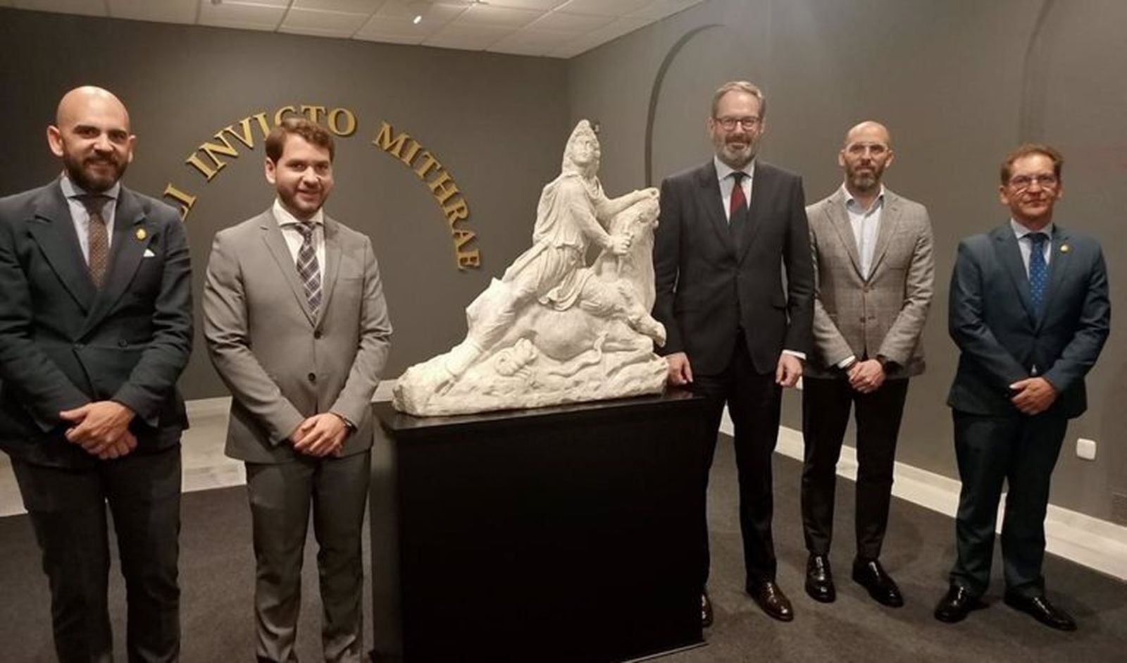 Dirigentes institucionales posan junto a la pieza.