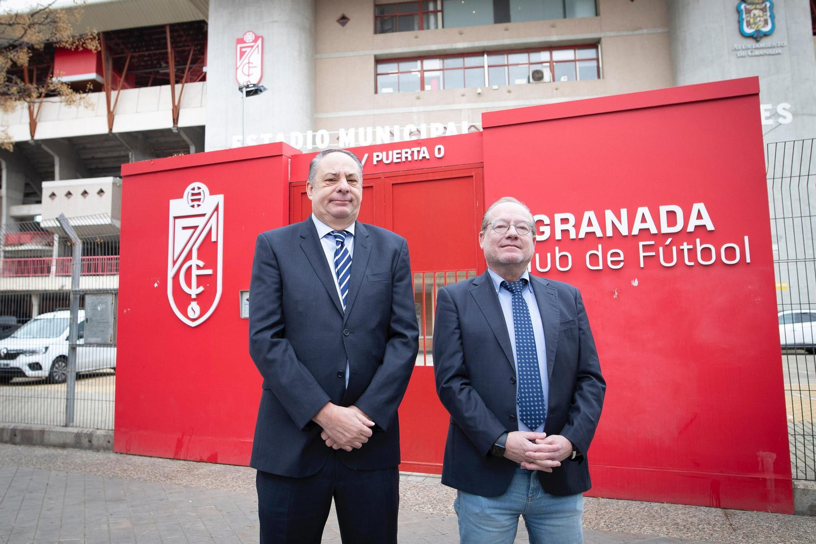 Mariano Damas y José Guerrero posando antes de entrar a la Junta de Accionistas.
